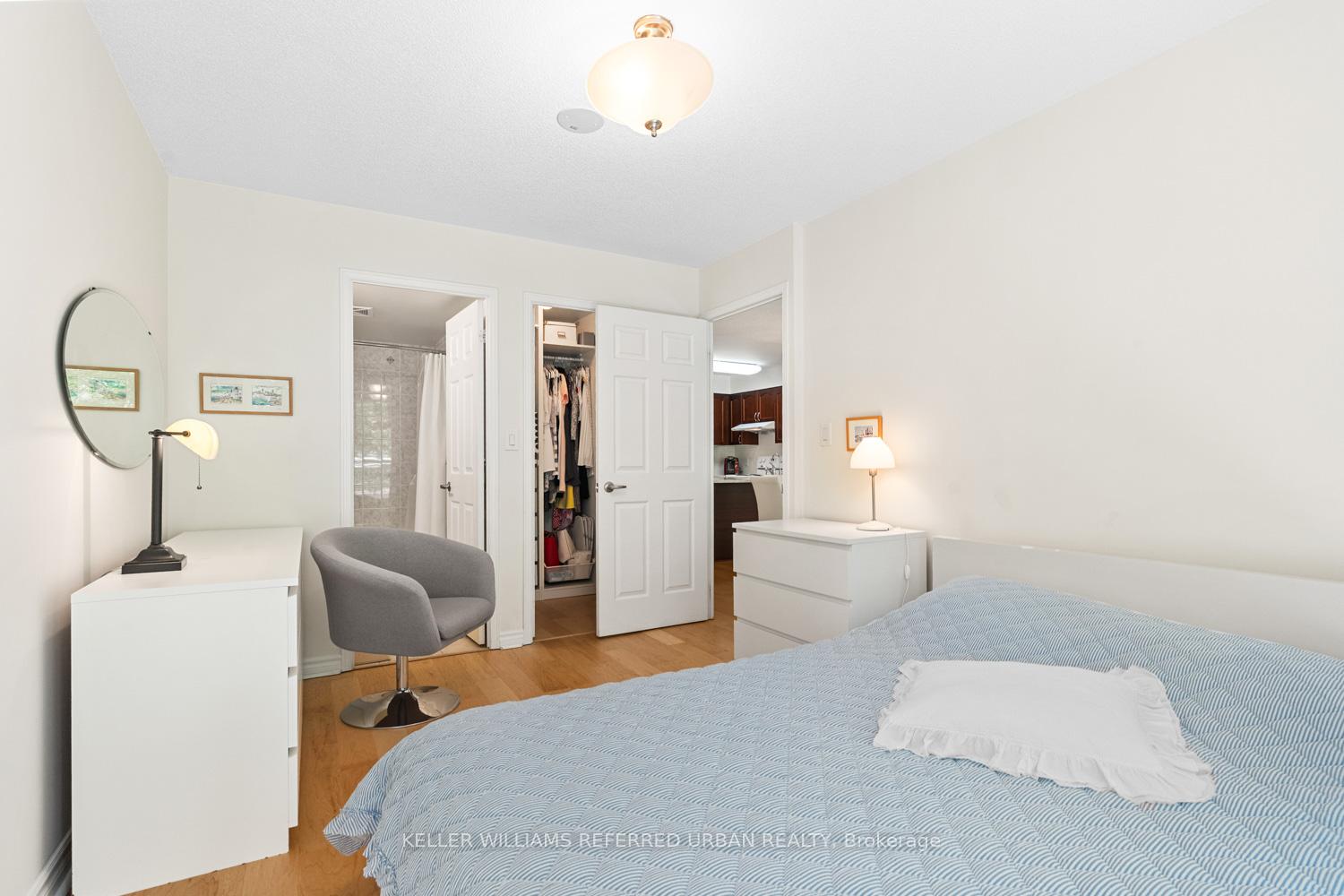 2 Bedrooms Condo at 35 Hollywood, Toronto For sale