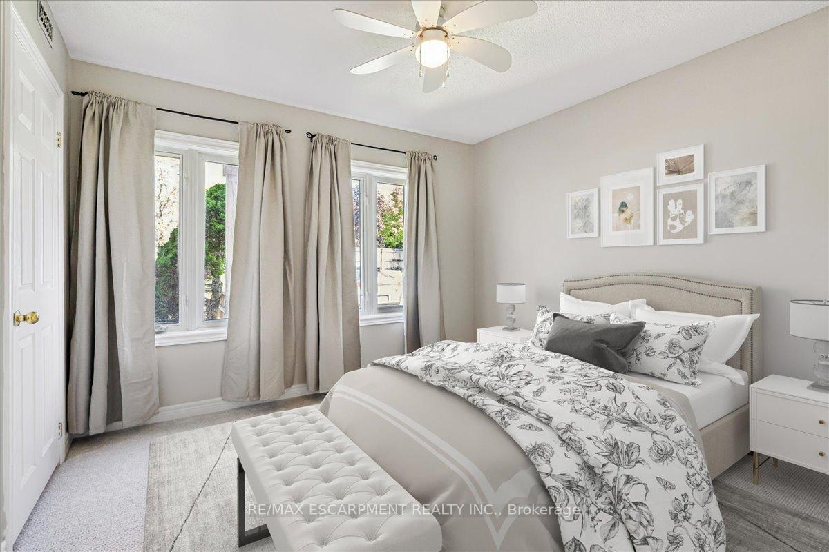 2 Bedrooms Condo at 4140 Foxwood, Burlington For sale