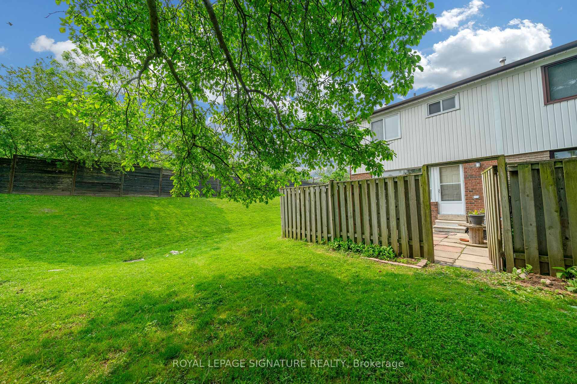 3 Bedrooms Condo at 5 Early Apple, Toronto For sale