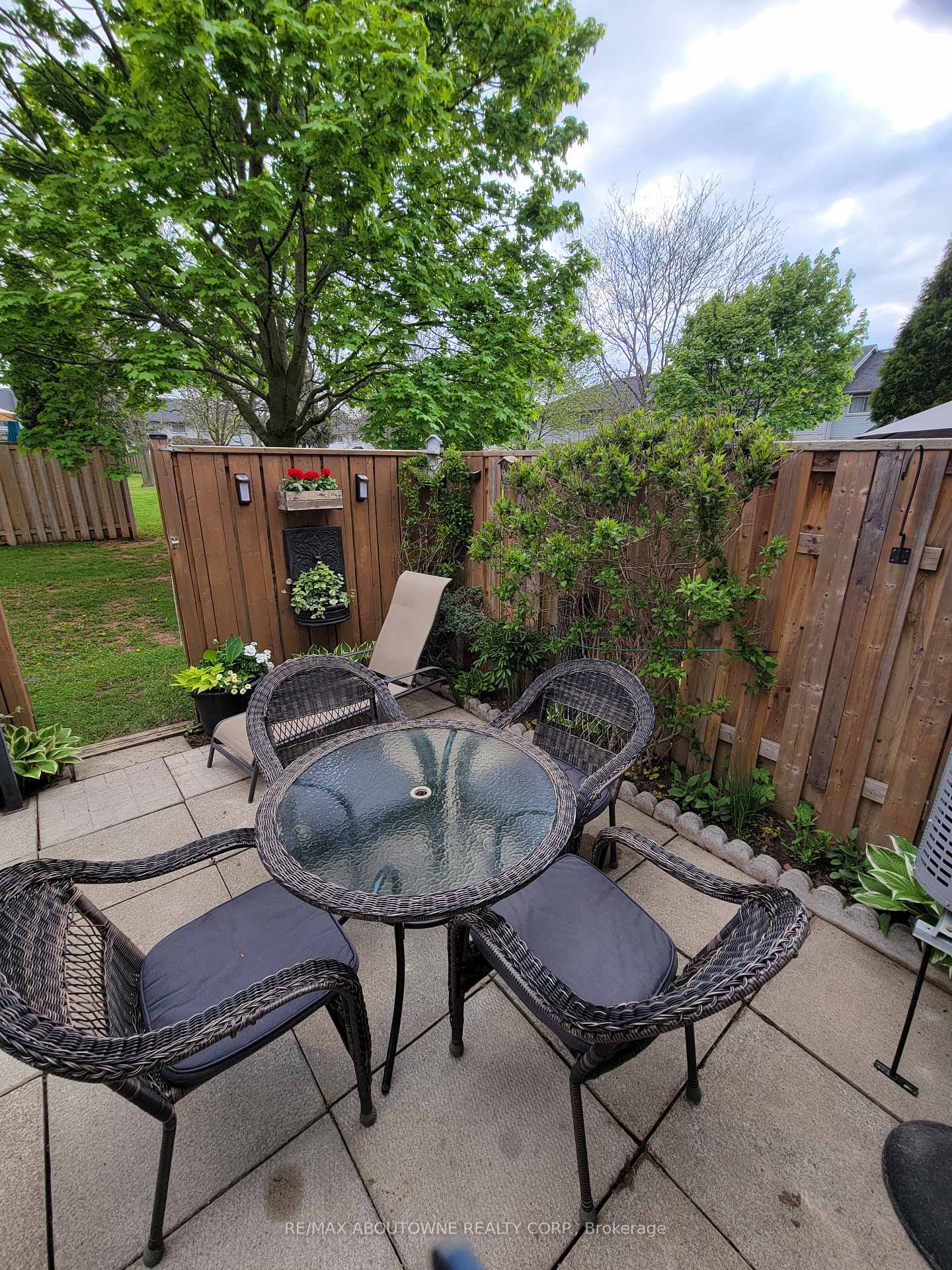 3 Bedrooms Condo at 1 Royalwood, Hamilton For sale
