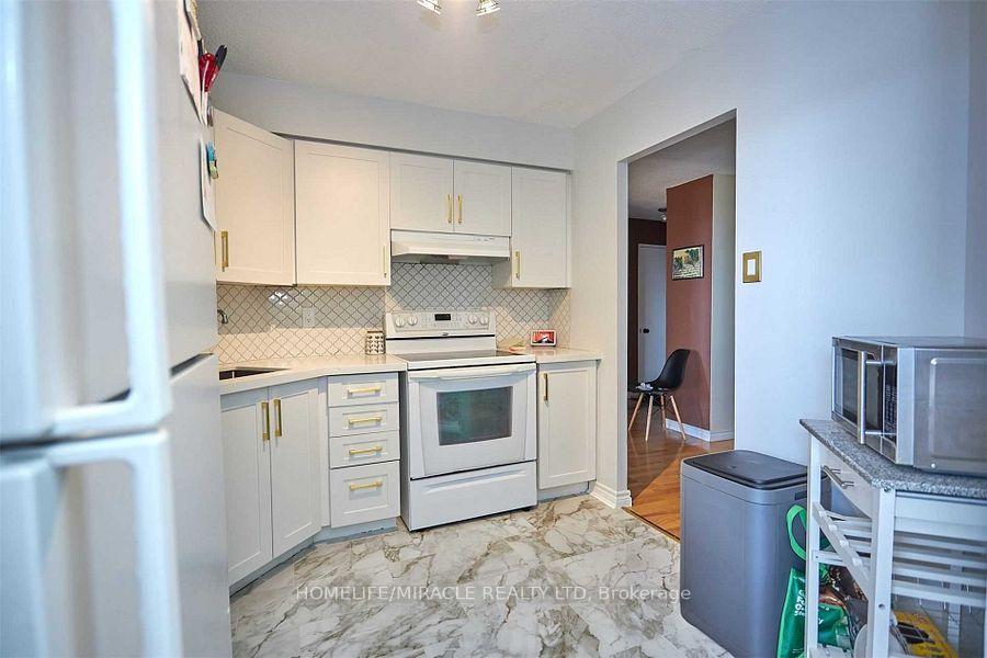 2 Bedrooms Condo at 41 Markbrook, Toronto For sale