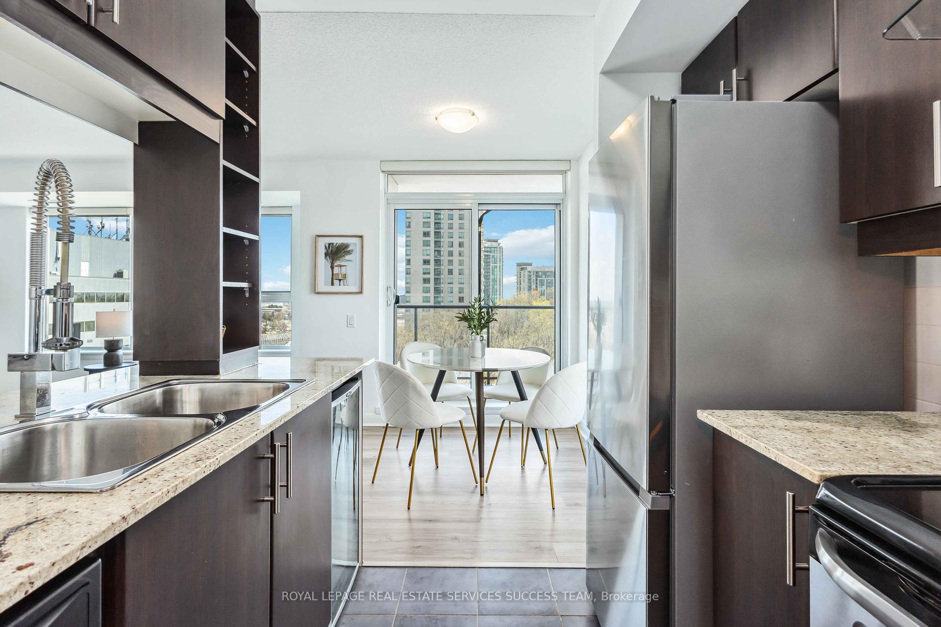 2 Bedrooms Condo at 25 Town Centre,  Toronto For sale