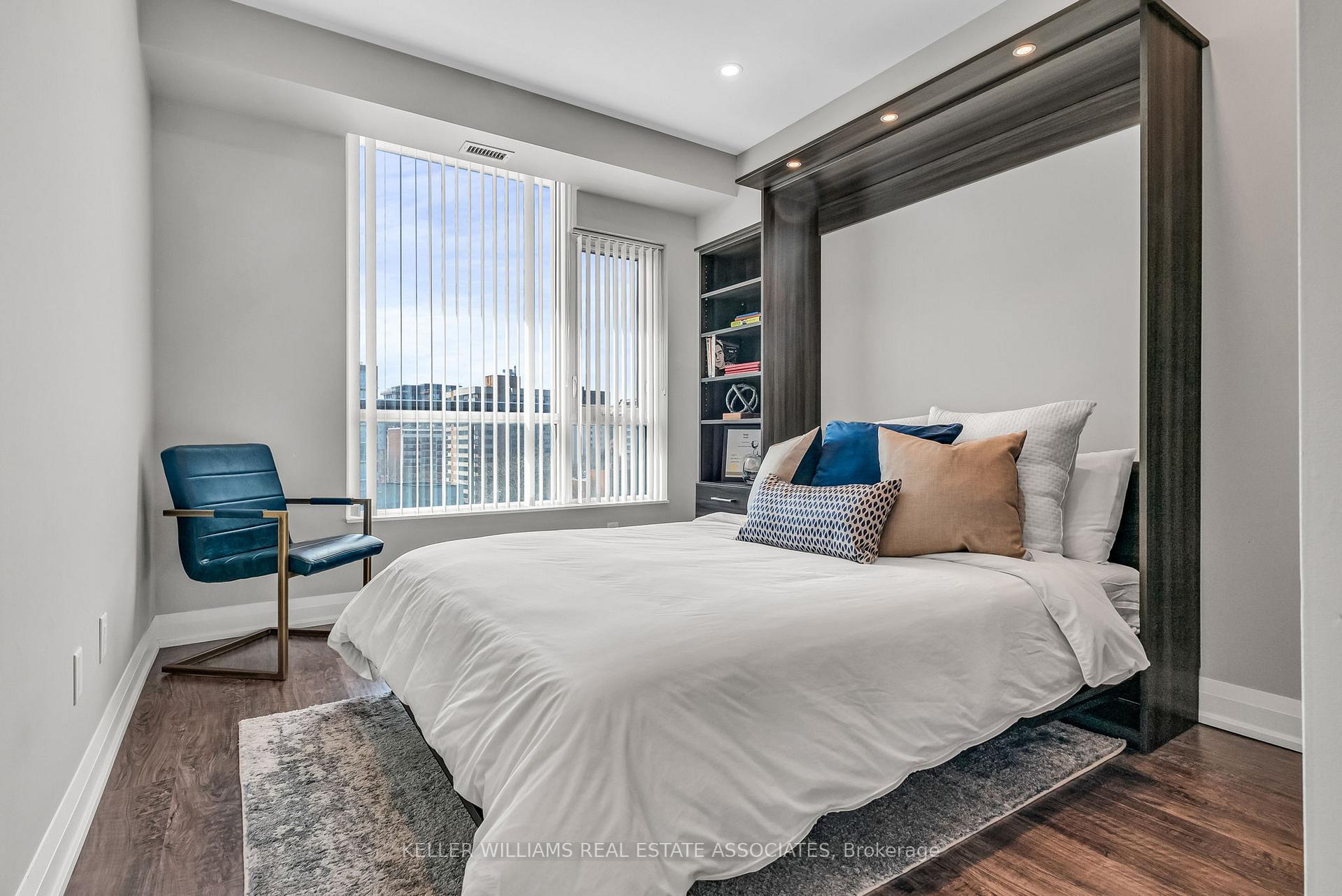 2 Bedrooms Condo at 1 Hurontario, Mississauga For sale