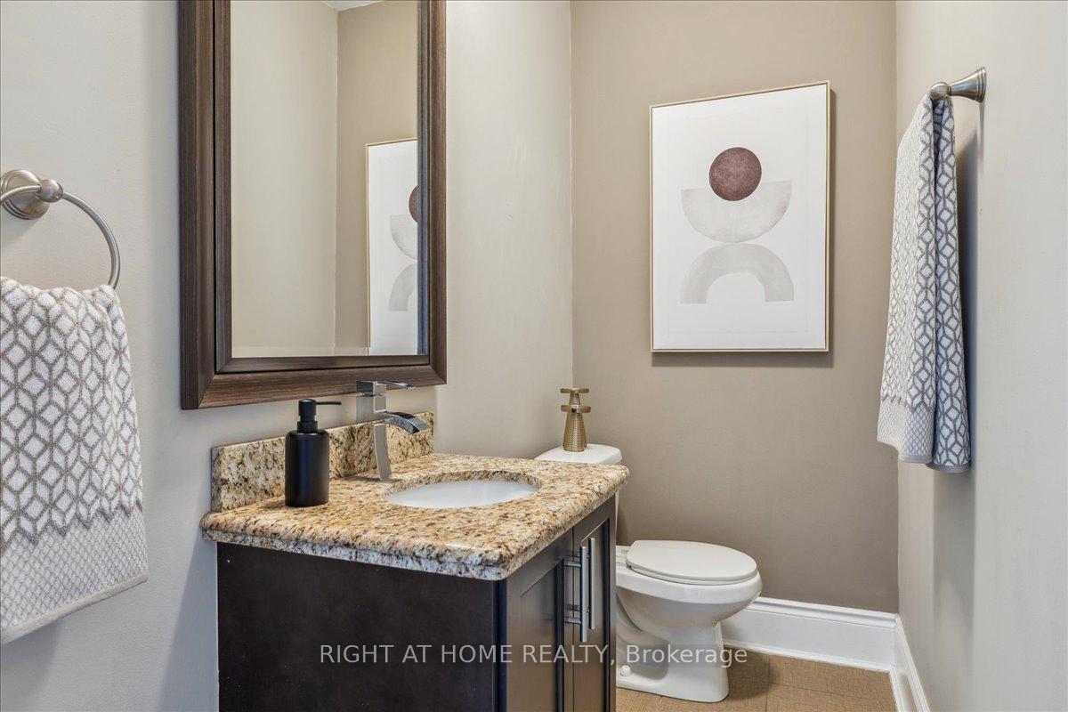 2 Bedrooms Condo at 80 King William, Hamilton For sale
