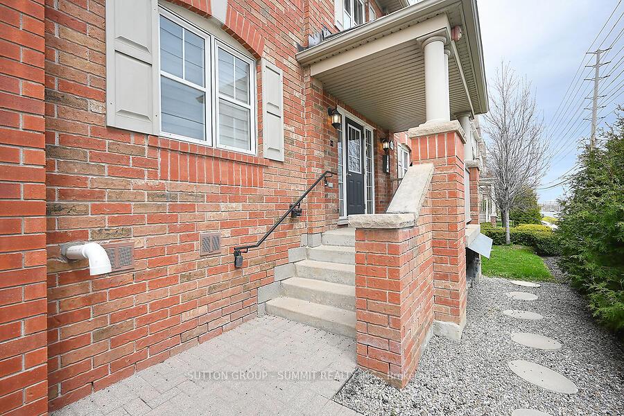 3 Bedrooms Condo at 633 DUNDAS,  Mississauga For sale