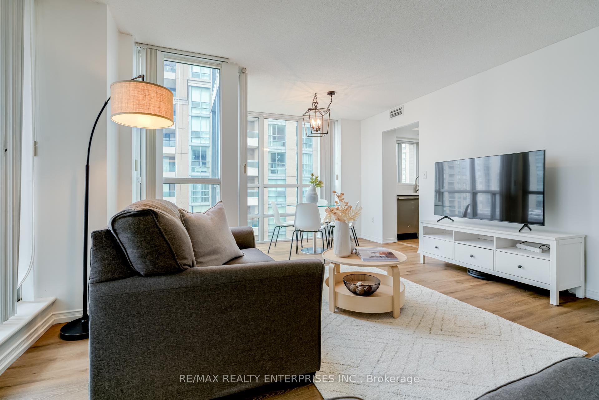 2 Bedrooms Condo at 29 Pemberton, Toronto For sale
