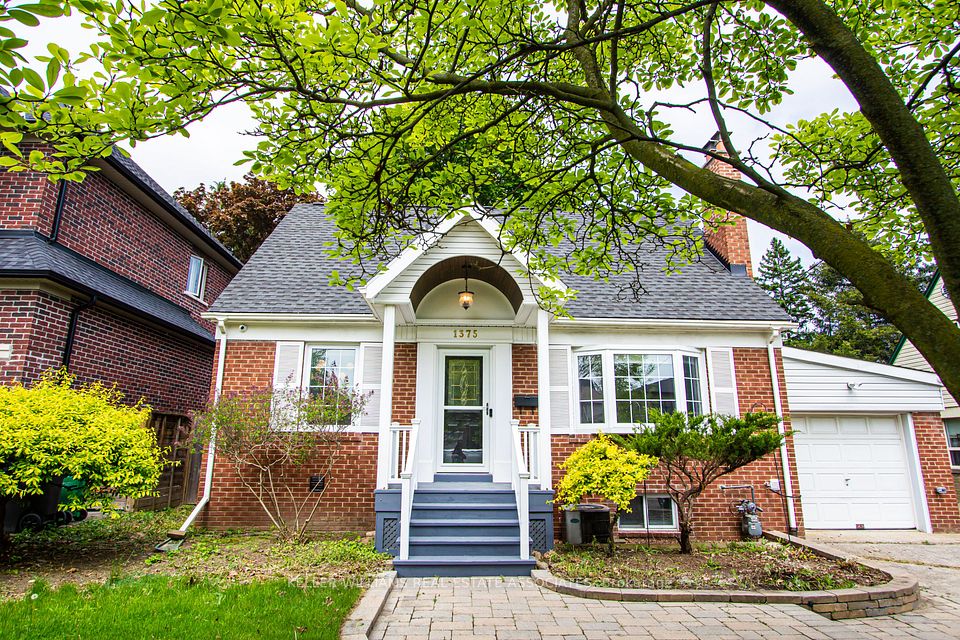 1375 Applewood