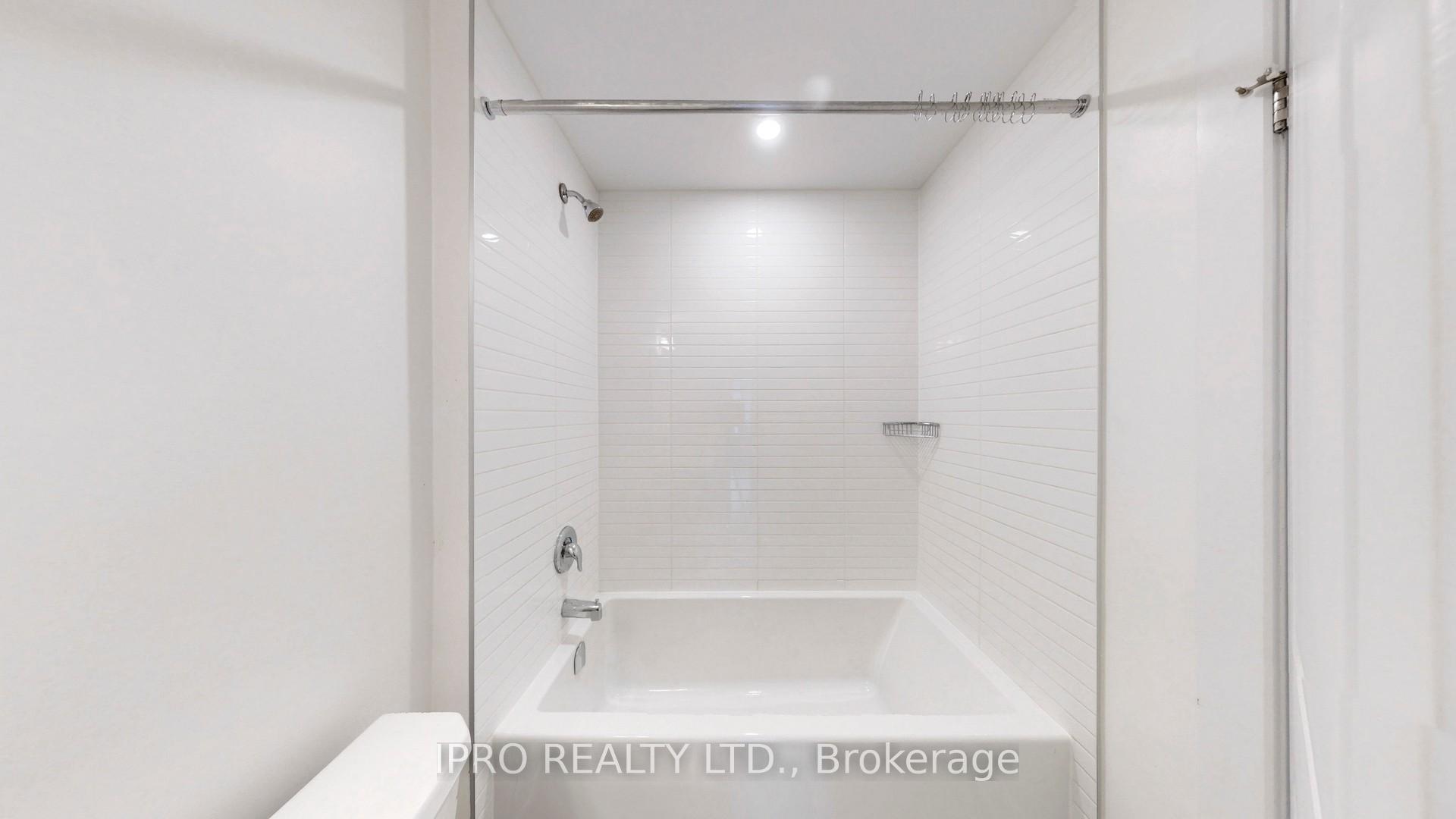 2 Bedrooms Condo at 3200 William Coltson, Oakville For sale