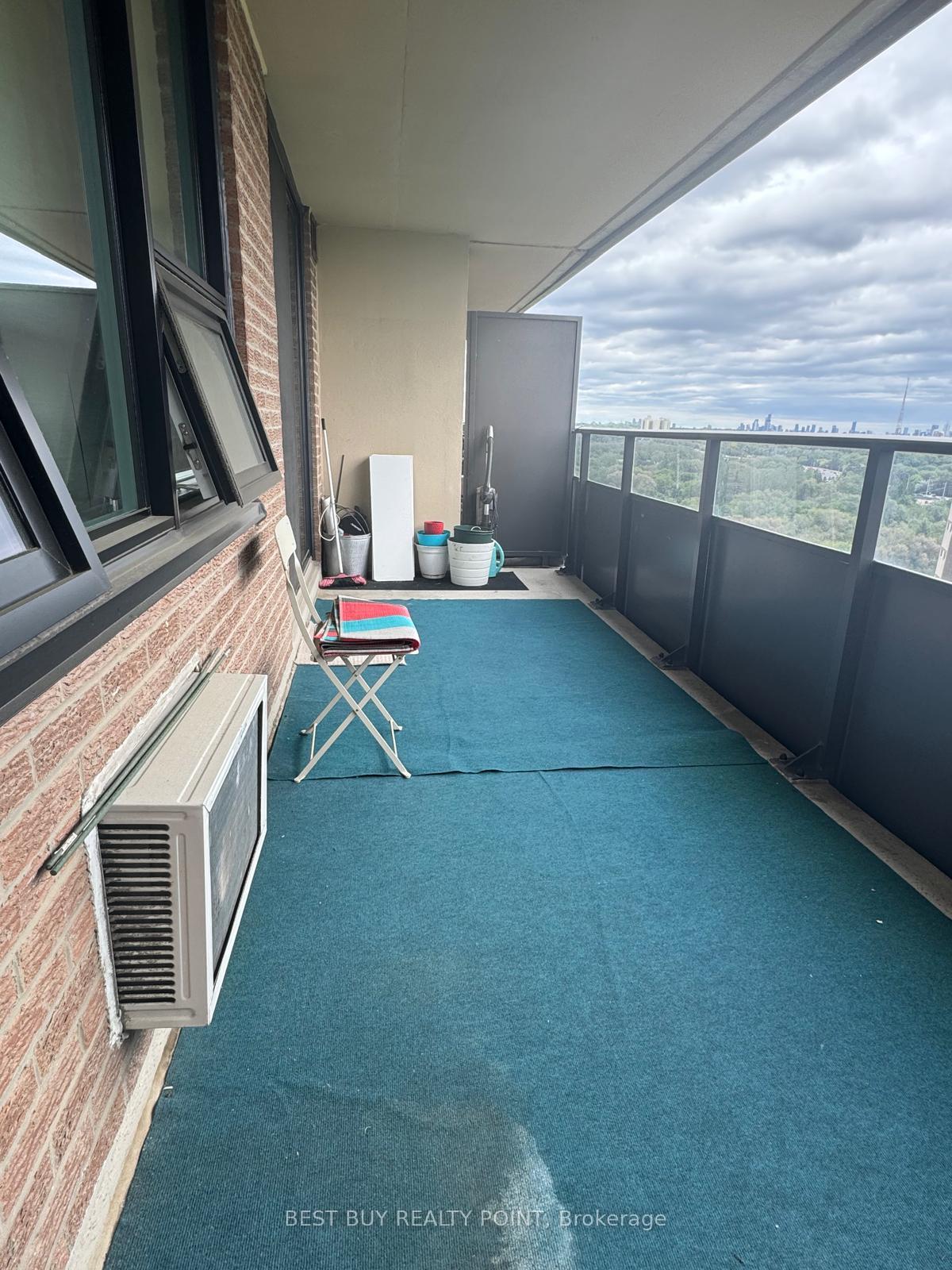 3 Bedrooms Condo at 15 La Rose, Toronto For sale