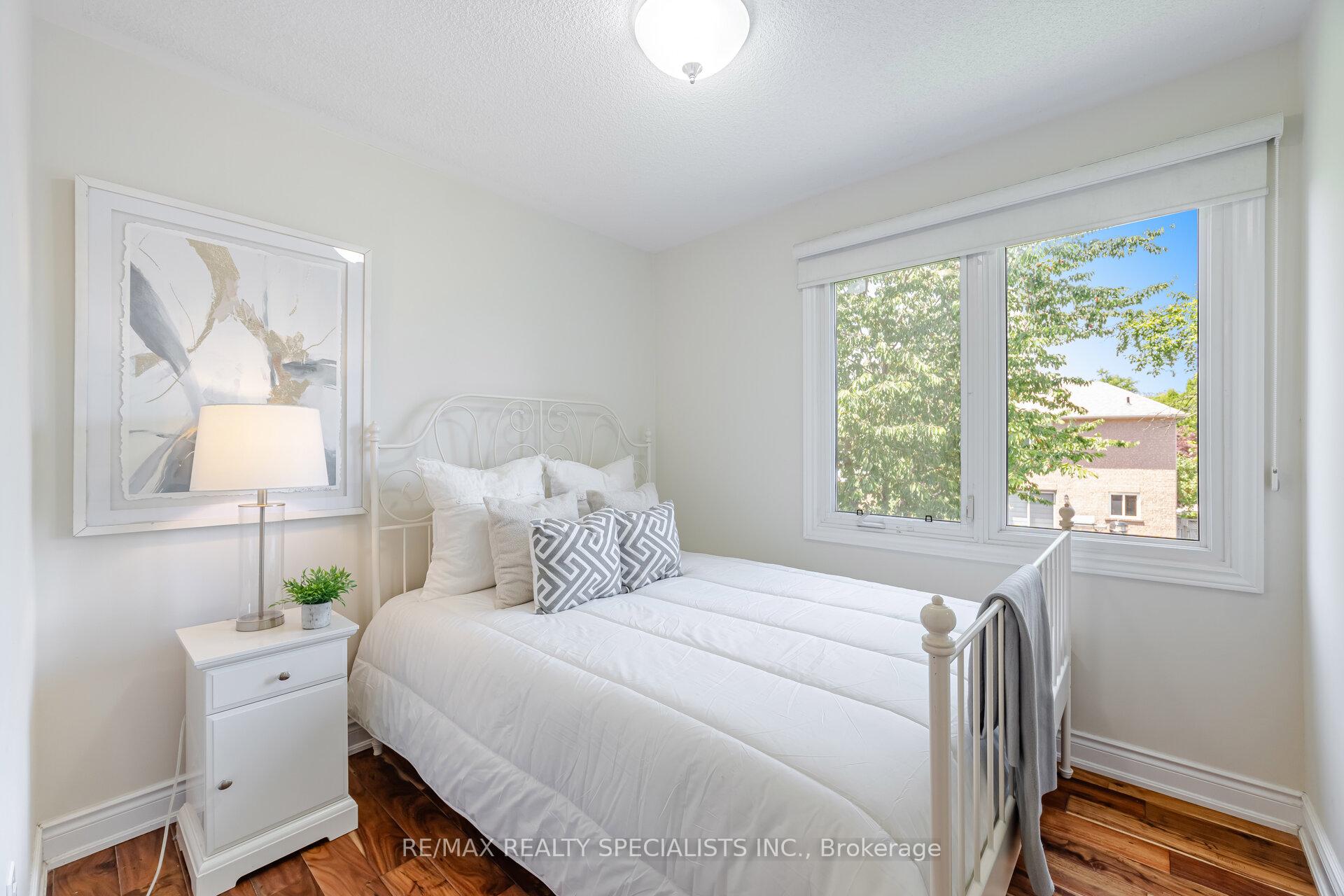 4 Bedrooms Condo at 5230 Glen Erin, Mississauga For sale