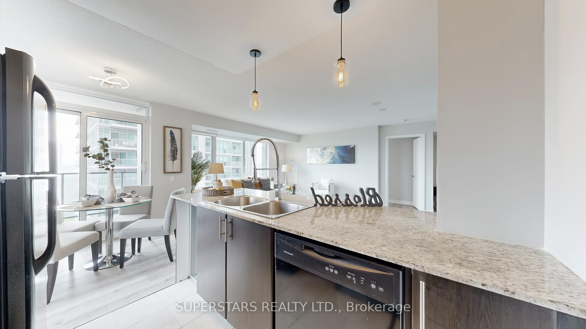2 Bedrooms Condo at 25 Town Centre, Toronto For sale