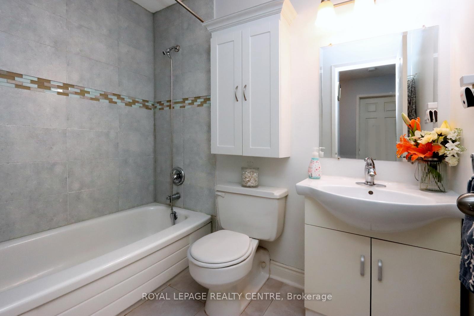 3 Bedrooms Condo at 2866 Battleford, Mississauga For sale