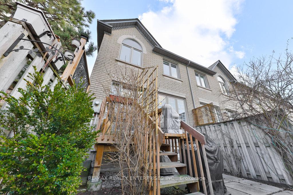 3 Bedrooms Condo at 455 Apache, Mississauga For sale