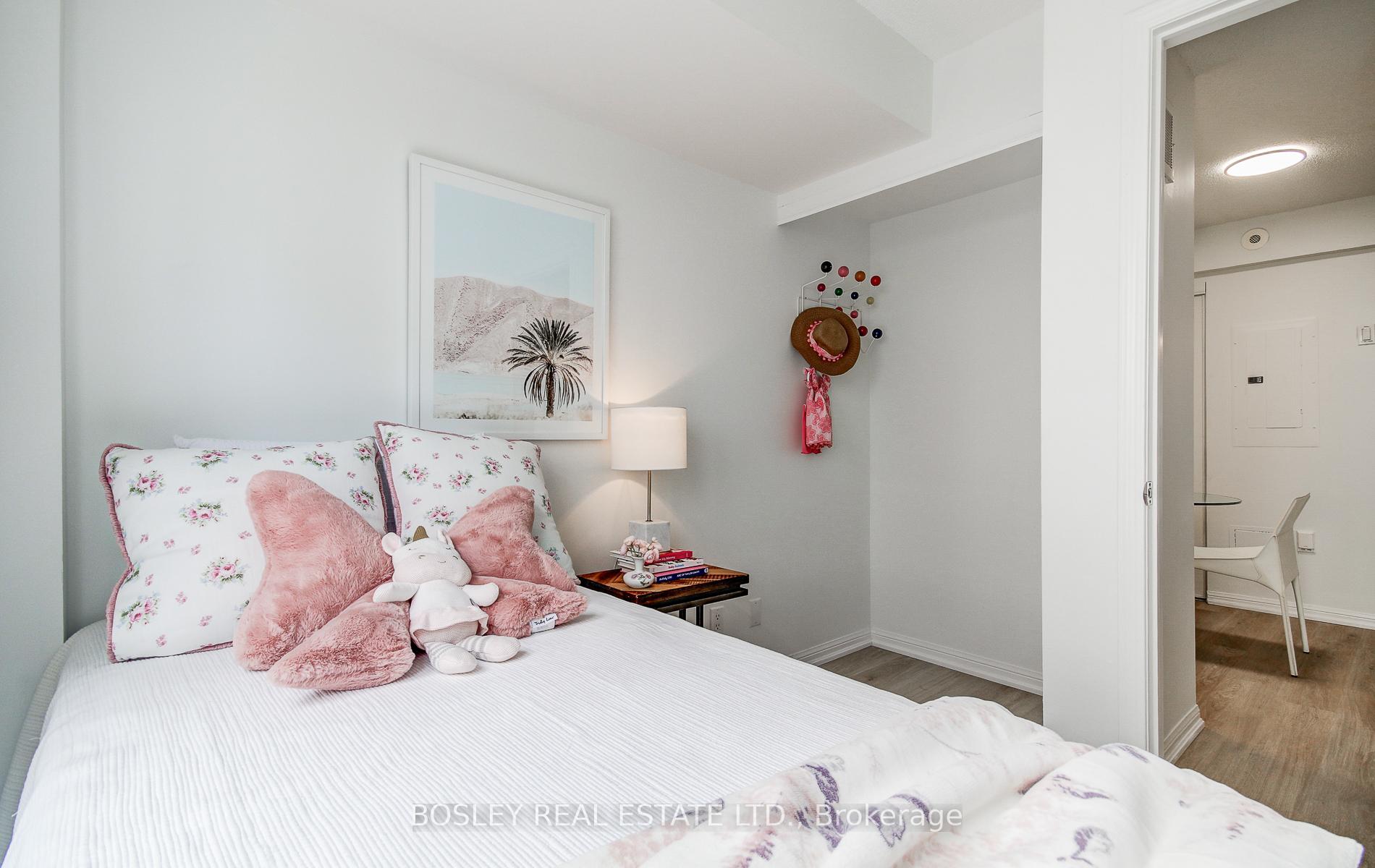 2 Bedrooms Condo at 18 Laidlaw, Toronto For sale