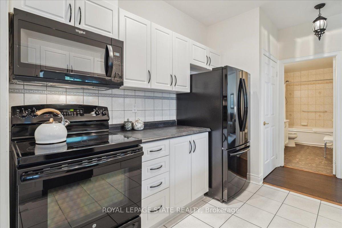 2 Bedrooms Condo at 442 Maple, Burlington For sale