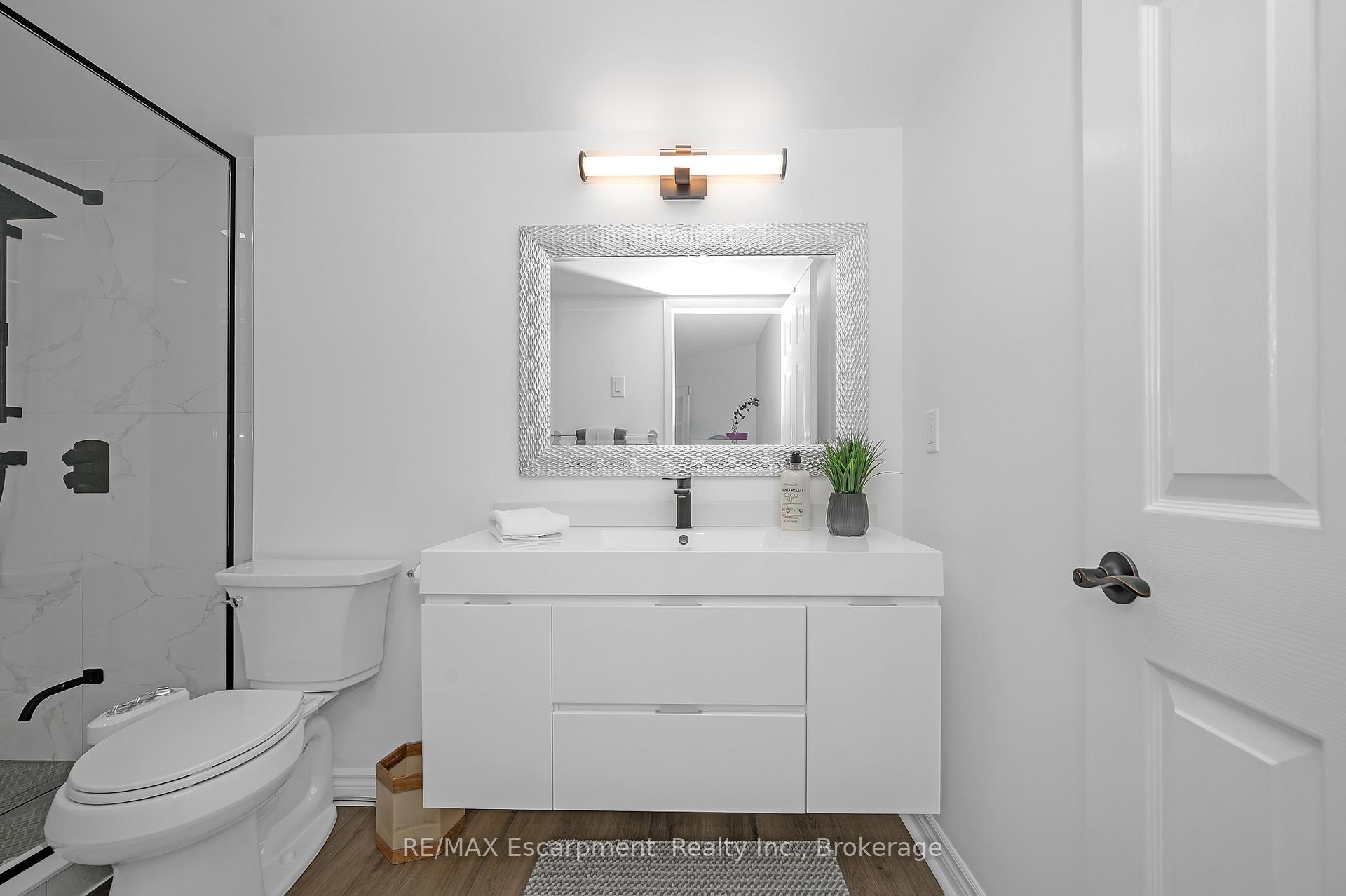 3 Bedrooms Condo at 1237 North Shore, Burlington For sale
