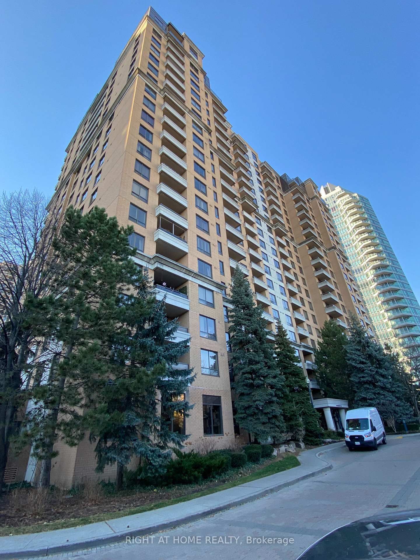 3 Bedrooms Condo at 18 Sommerset,  Toronto For sale