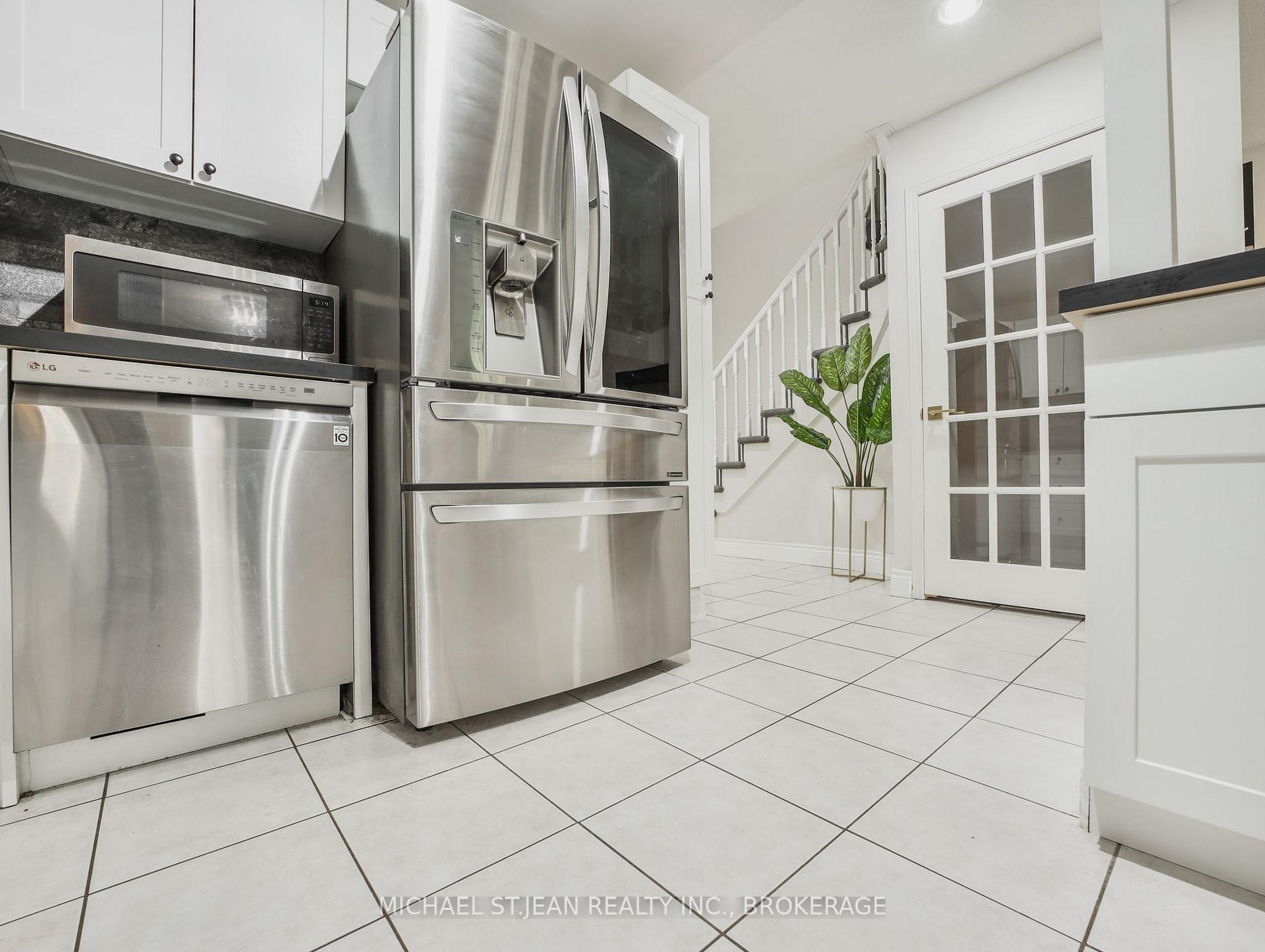 3 Bedrooms Condo at 1889 Upper Wentworth, Hamilton For sale