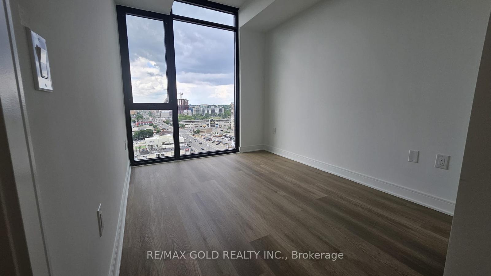 2 Bedrooms Condo at 86 Dundas, Mississauga For sale