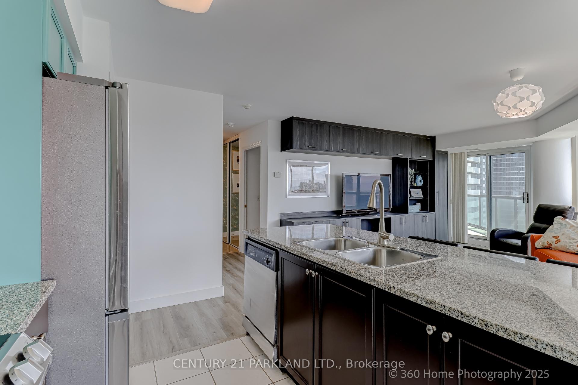2 Bedrooms Condo at 30 Grand Trunk, Toronto For sale