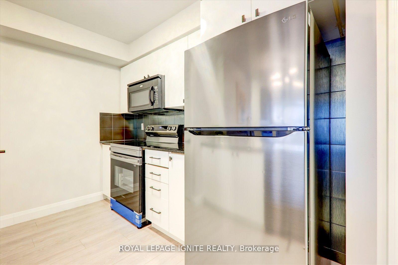 2 Bedrooms Condo at 310 Burnhamthorpe,  Mississauga For sale