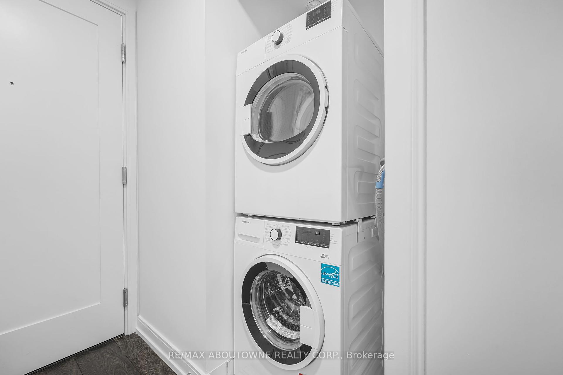 2 Bedrooms Condo at 3 Gloucester, Toronto For sale