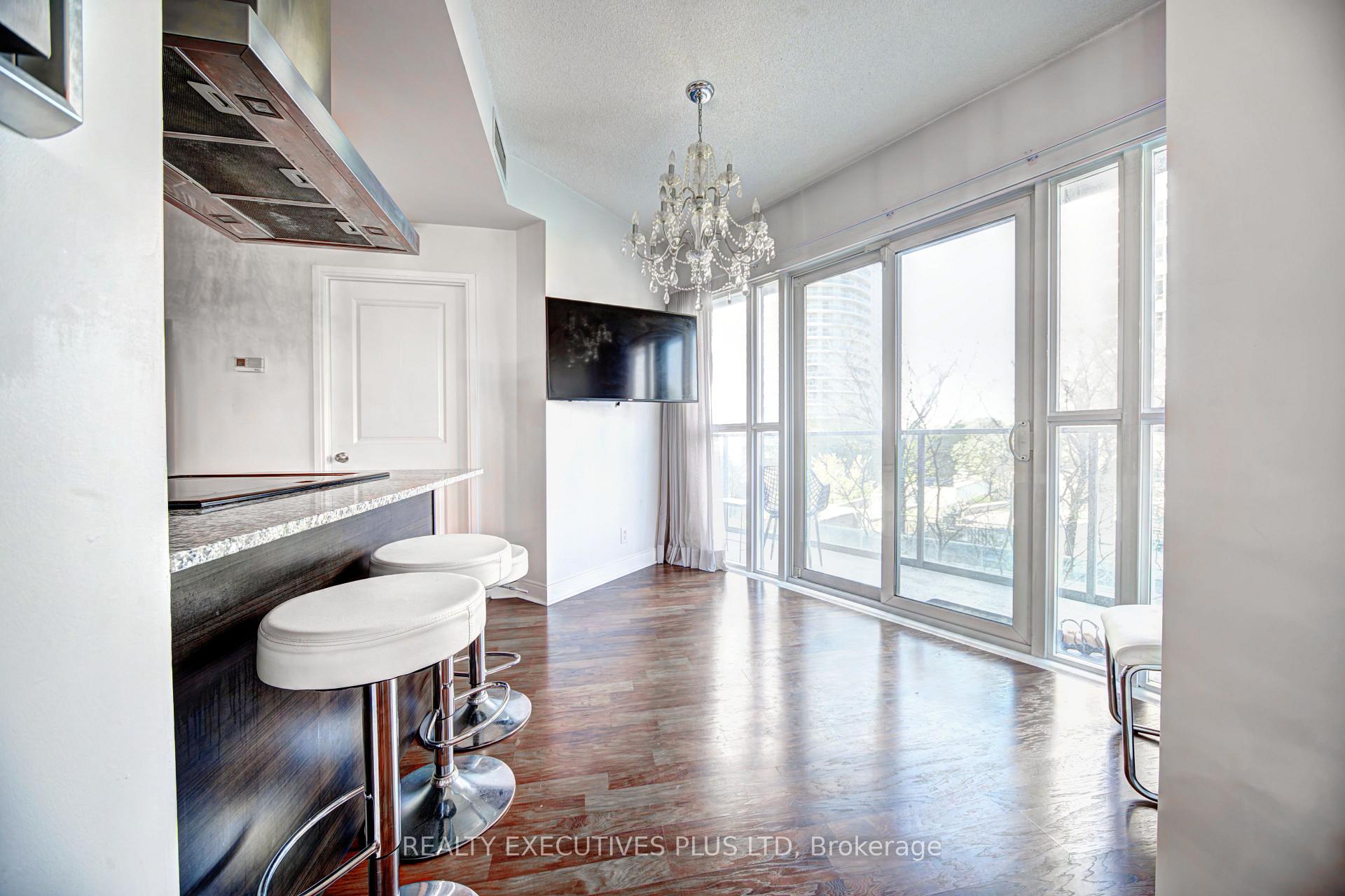 3 Bedrooms Condo at 60 Absolute, Mississauga For sale