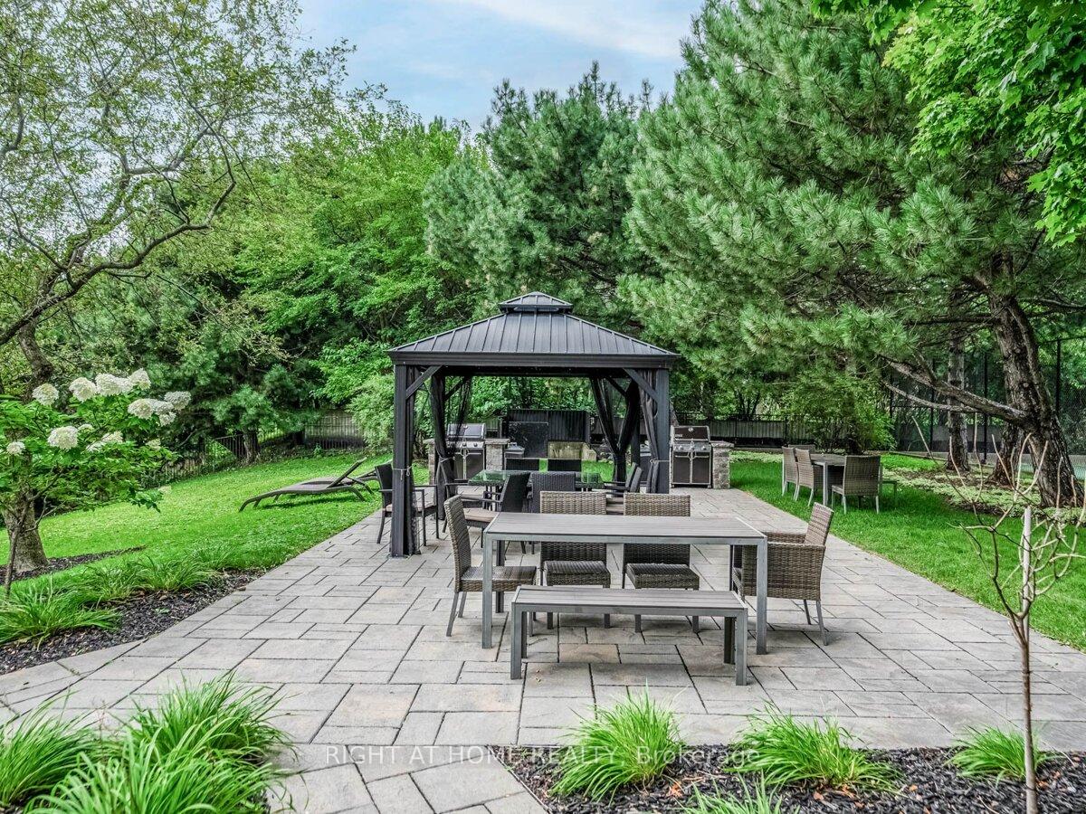 1 Bedroom Condo at 55 Kingsbridge Garden,  Mississauga For sale