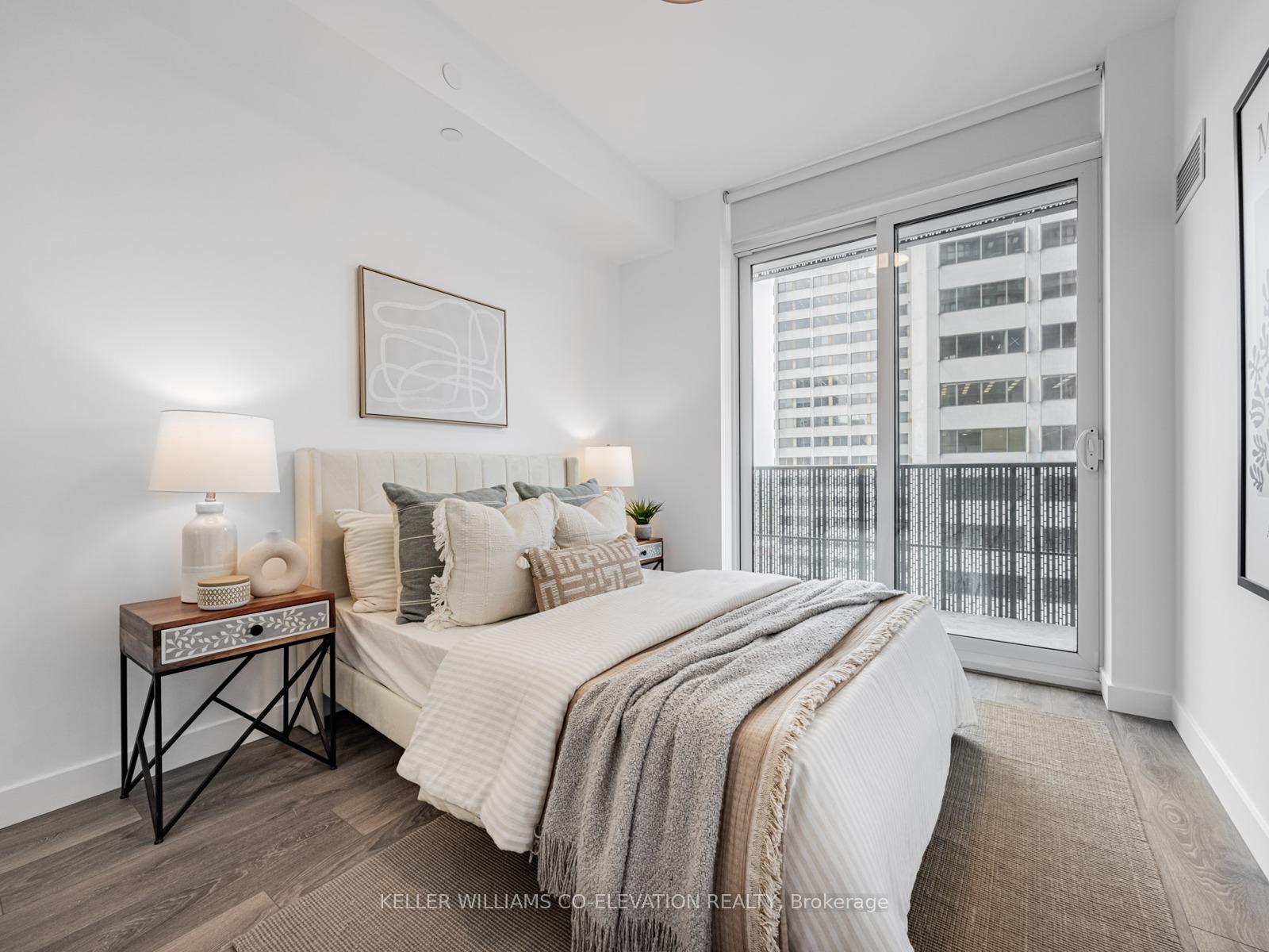 1 Bedroom Condo at 8 Eglinton,  Toronto For sale