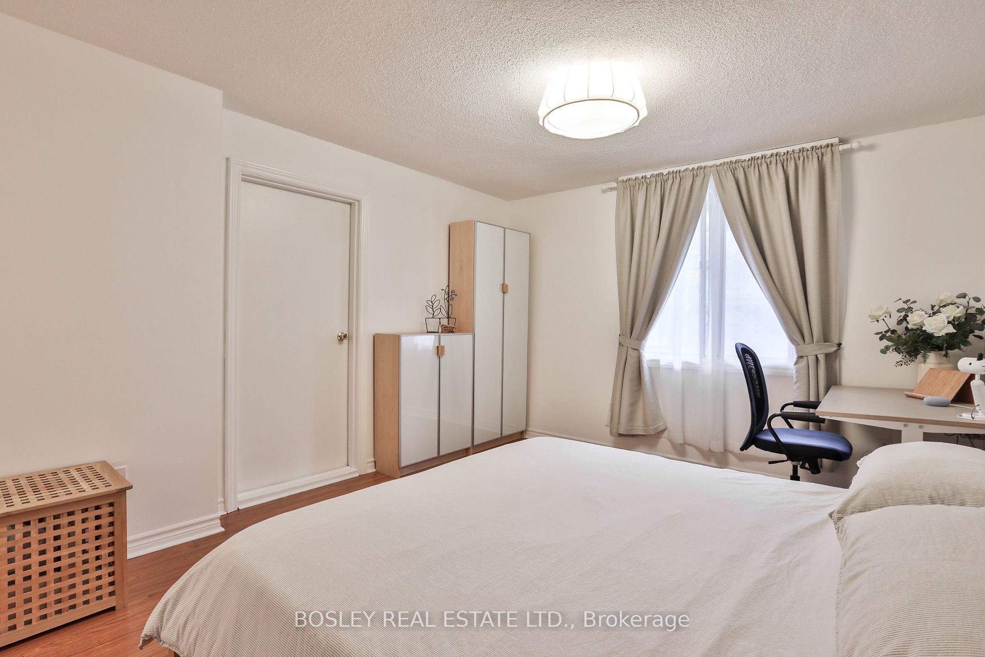 3 Bedrooms Condo at 1250 Mississauga Valley, Mississauga For sale