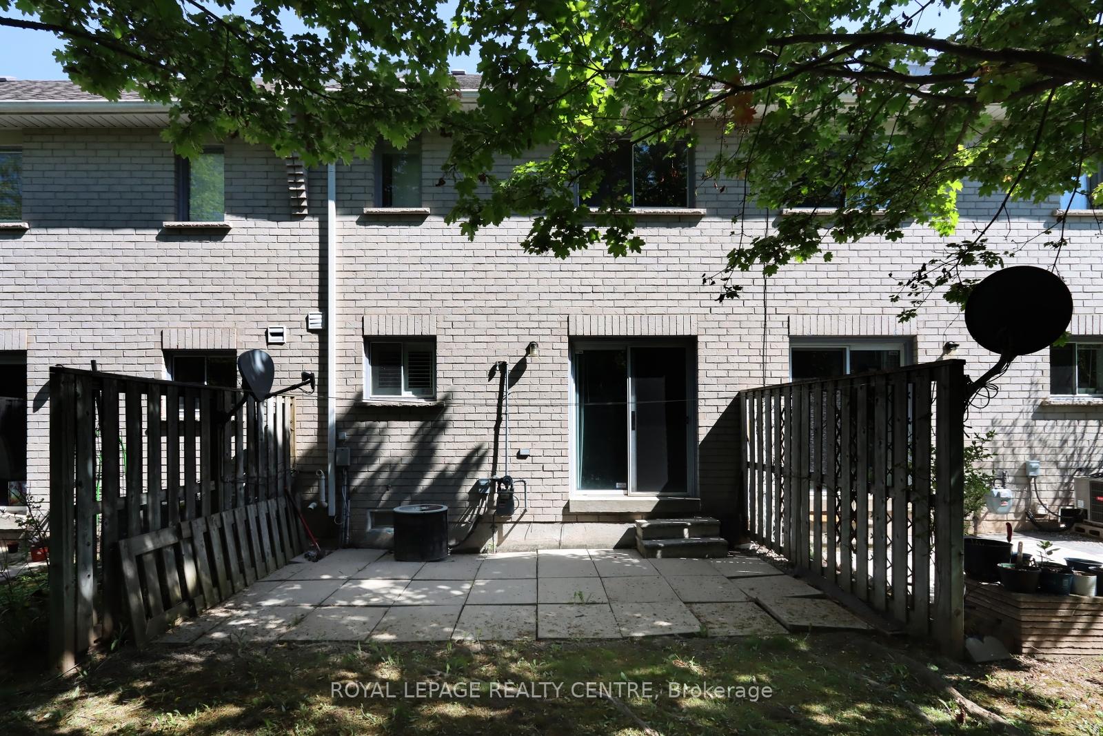 3 Bedrooms Condo at 5525 Palmerston, Mississauga For sale