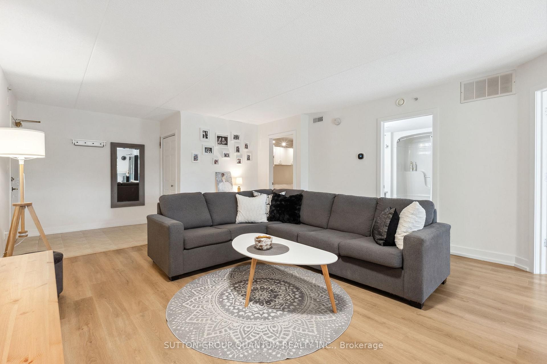 2 Bedrooms Condo at 4003 Kilmer, Burlington For sale