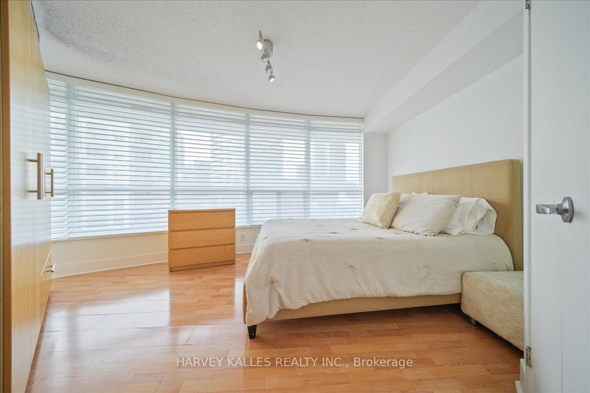 2 Bedrooms Condo at 550 Queens, Toronto For sale