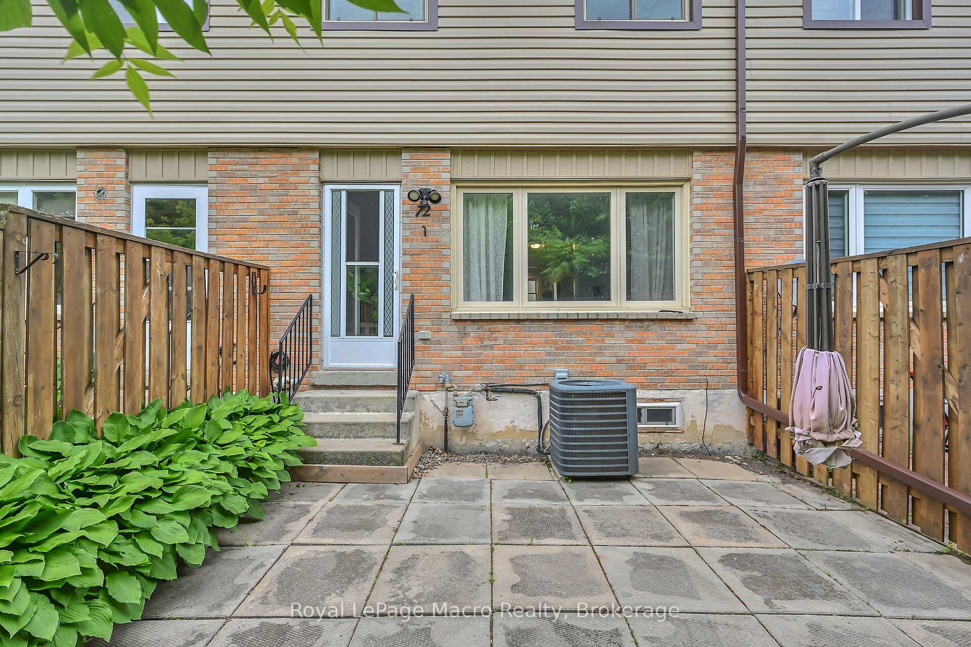 3 Bedrooms Condo at 10 Angus, Hamilton For sale