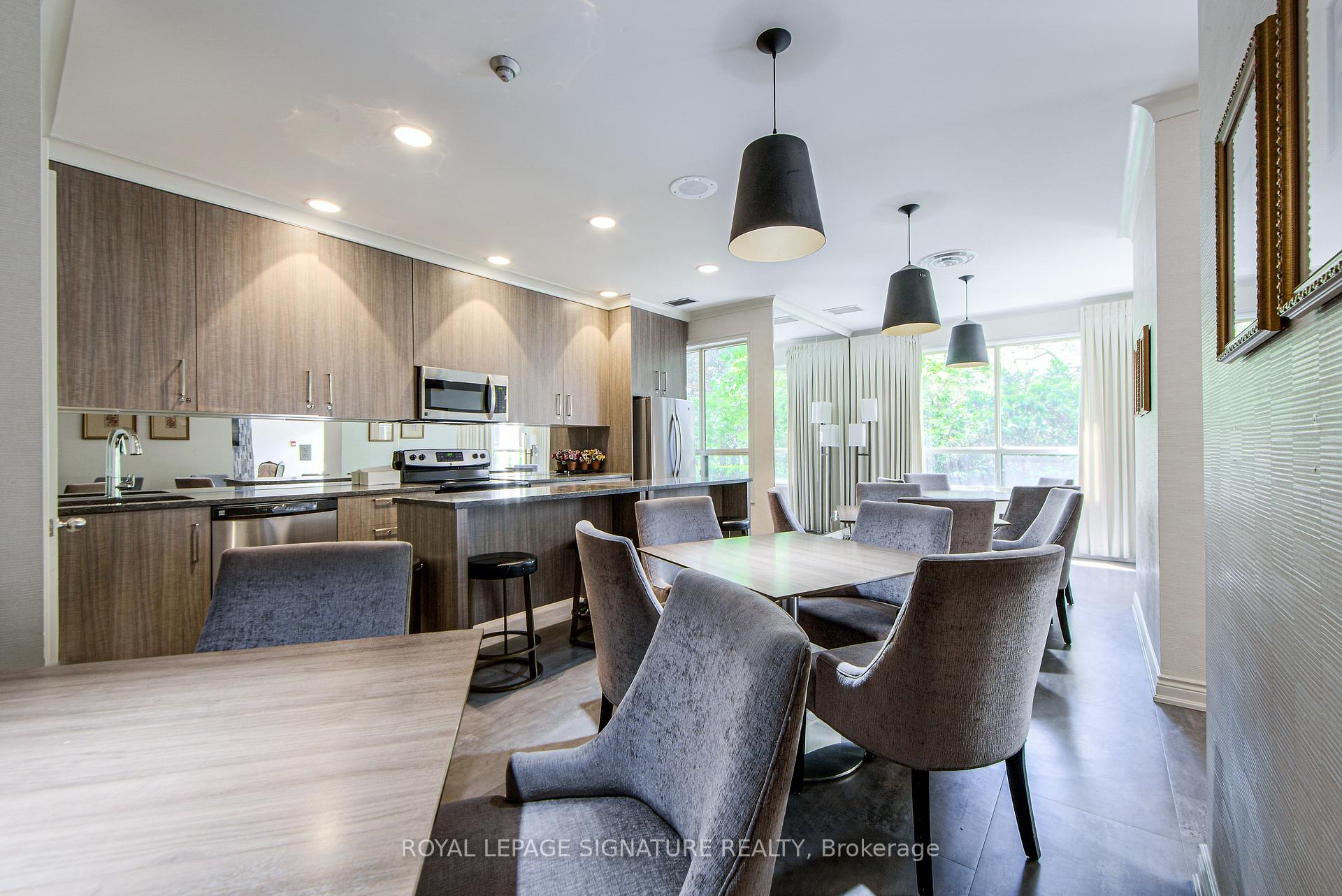 3 Bedrooms Condo at 55 Kingsbridge Garden, Mississauga For sale