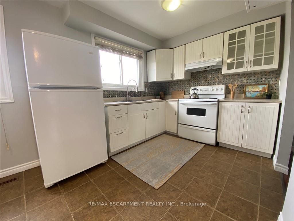 3 Bedrooms Condo at 1025 Upper Gage, Hamilton For sale