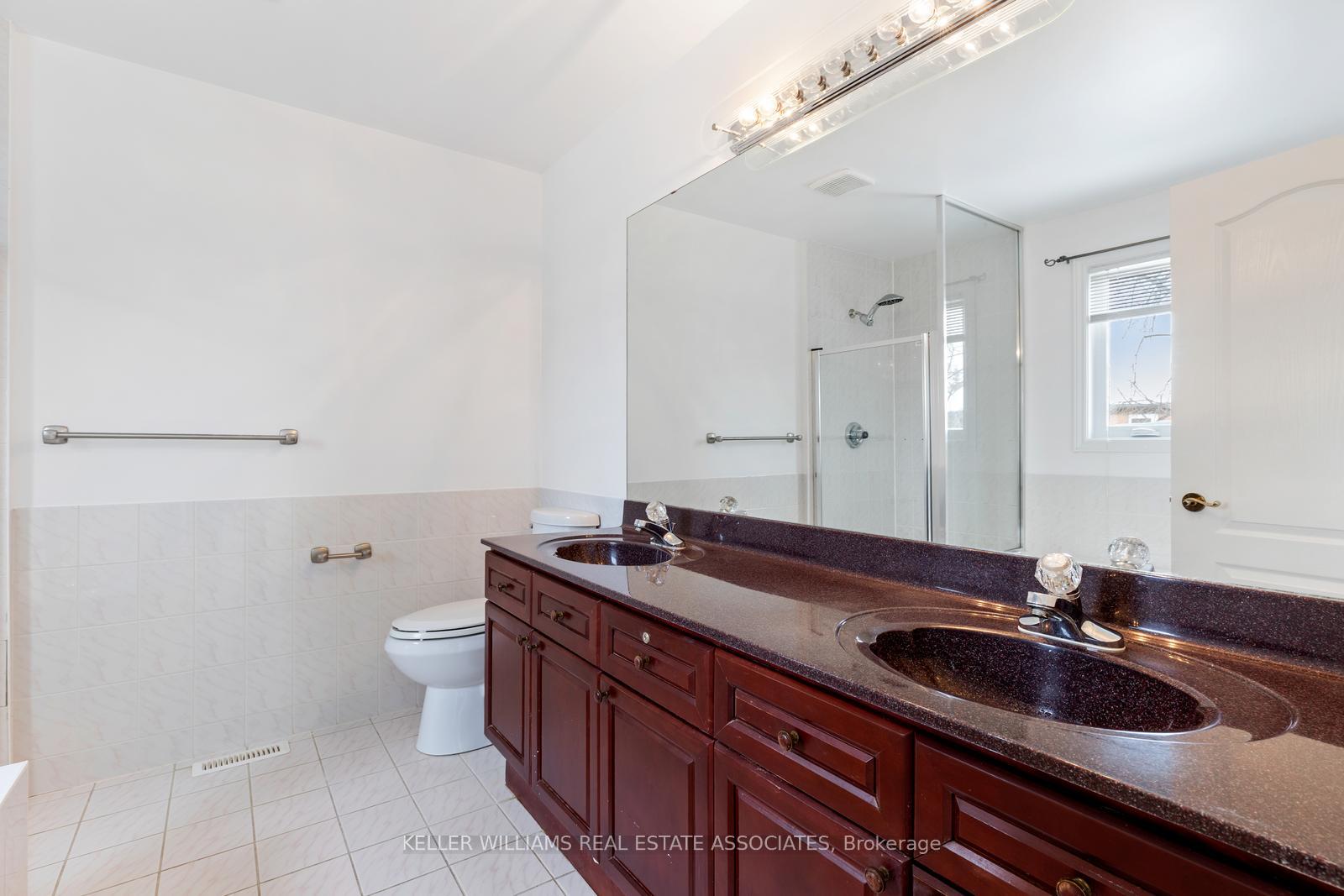3 Bedrooms Condo at 5480 Glen Erin, Mississauga For sale