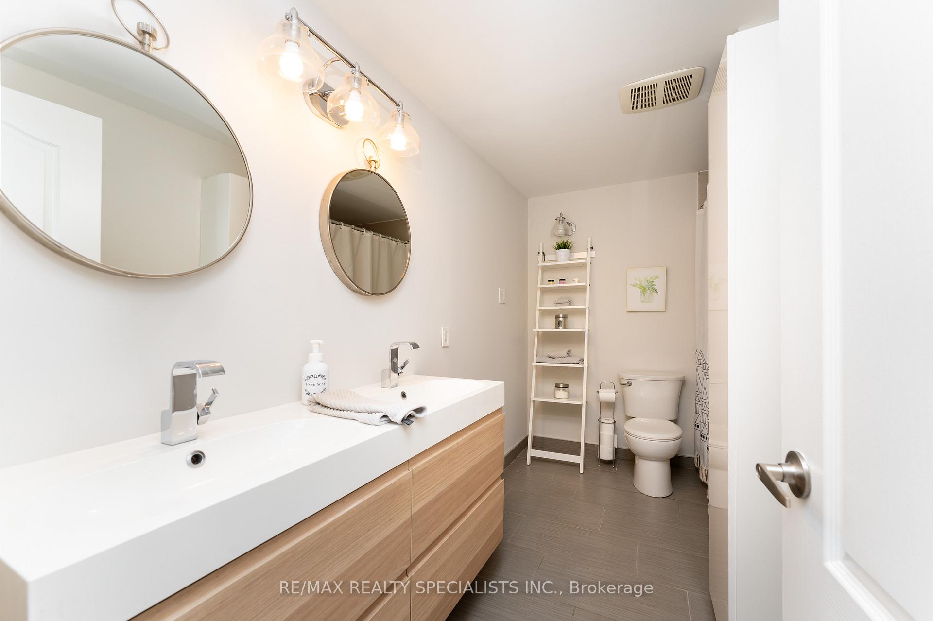 4 Bedrooms Condo at 2230 Upper Middle, Burlington For sale