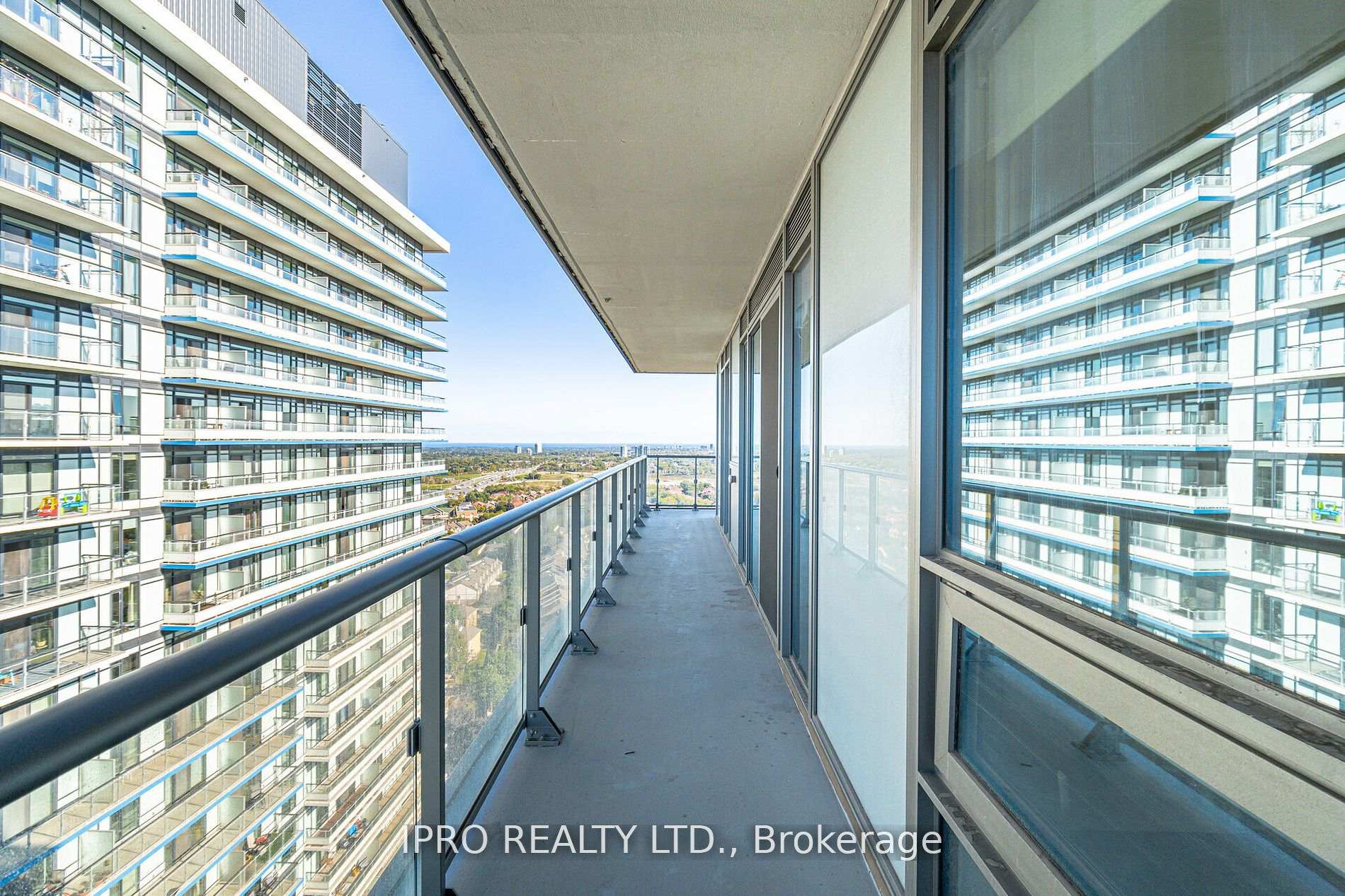 3 Bedrooms Condo at 4675 Metcalfe, Mississauga For sale