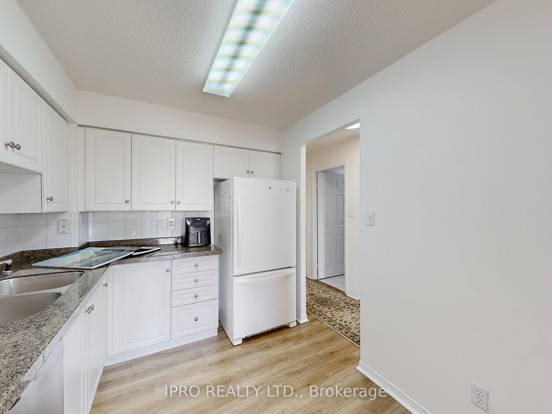 2 Bedrooms Condo at 32 Tannery, Mississauga For sale