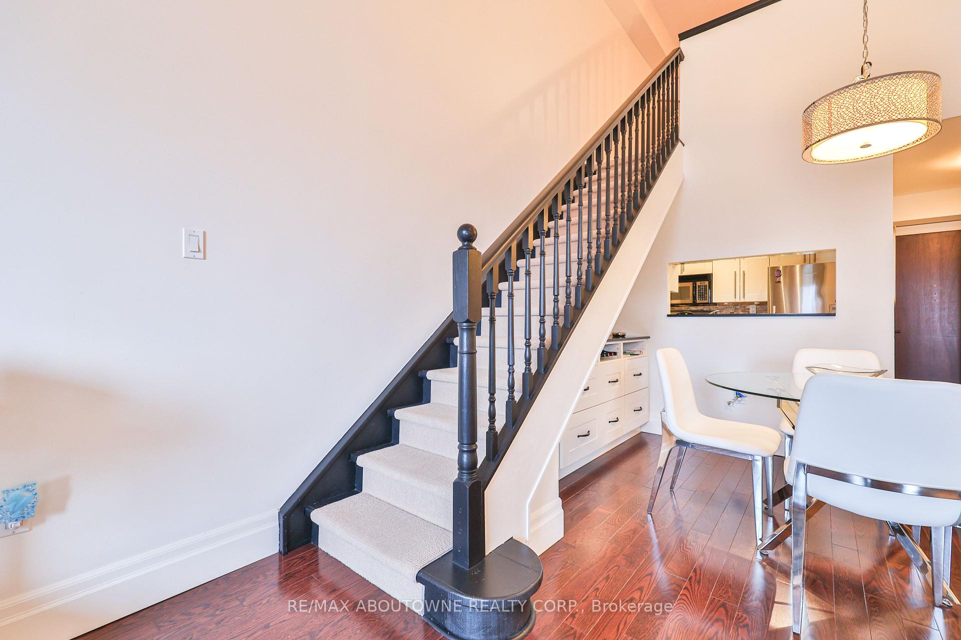 2 Bedrooms Condo at 185 Robinson, Oakville For sale