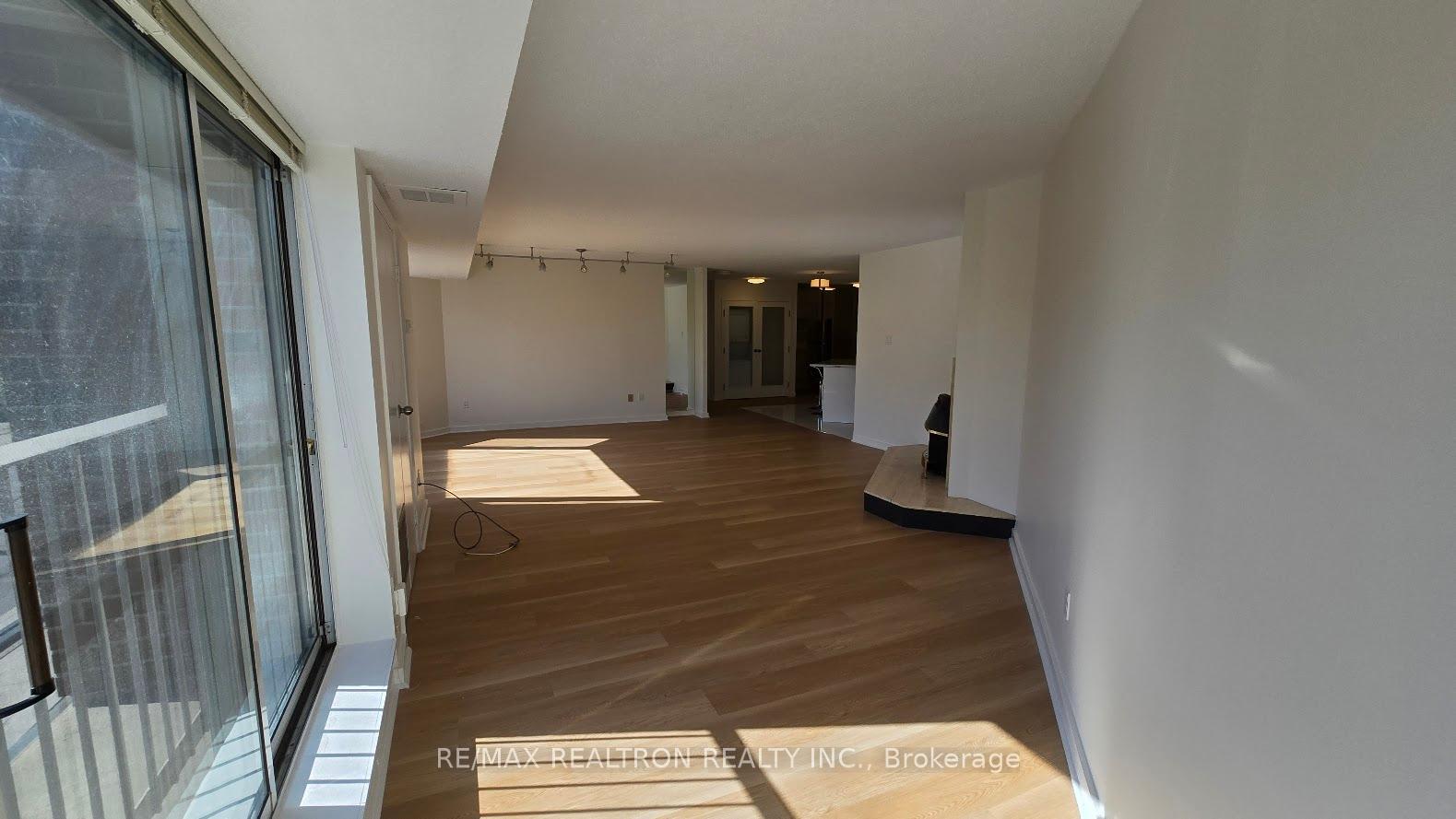 2 Bedrooms Condo at 70 Elmsthorpe, Toronto For sale