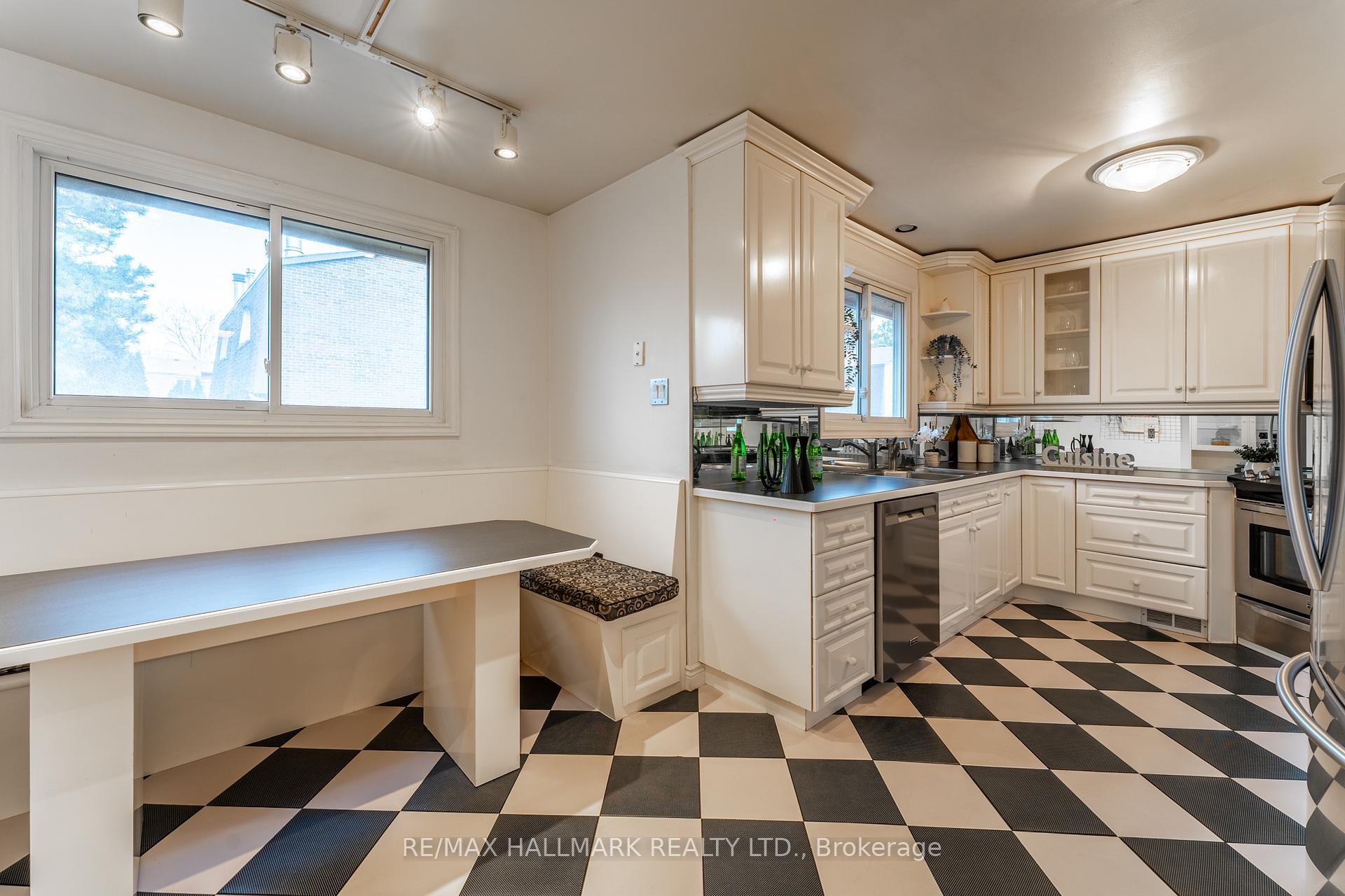 3 Bedrooms Condo at 60 Bards Walkway, Toronto For sale