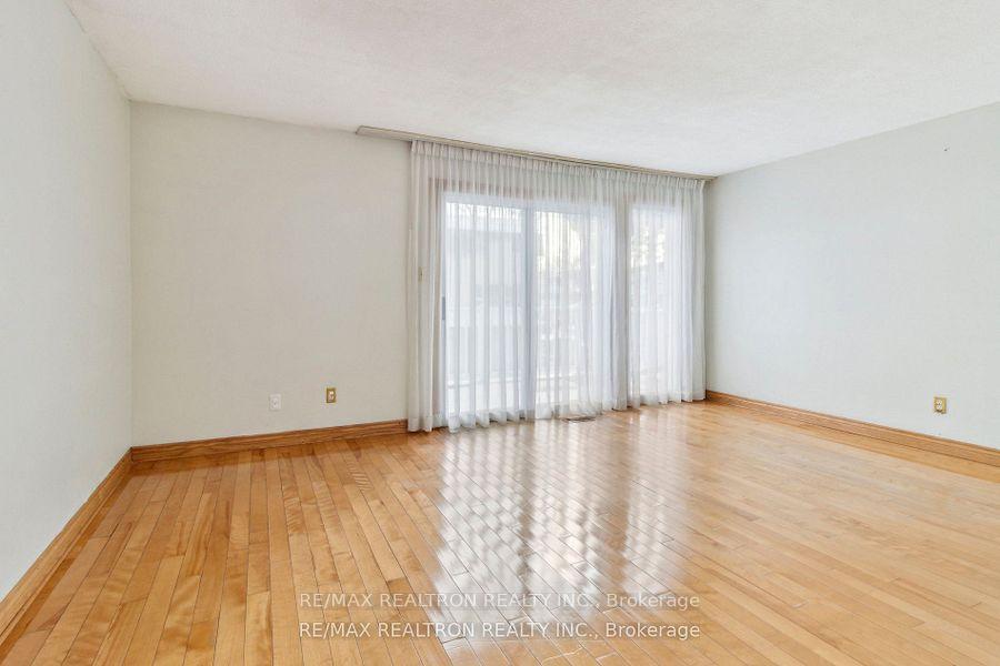 3 Bedrooms Condo at 44 Chester Le, Toronto For sale