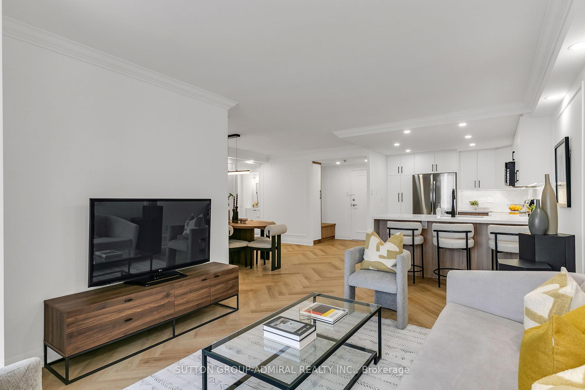 2 Bedrooms Condo at 7601 Bathurst, Vaughan For sale