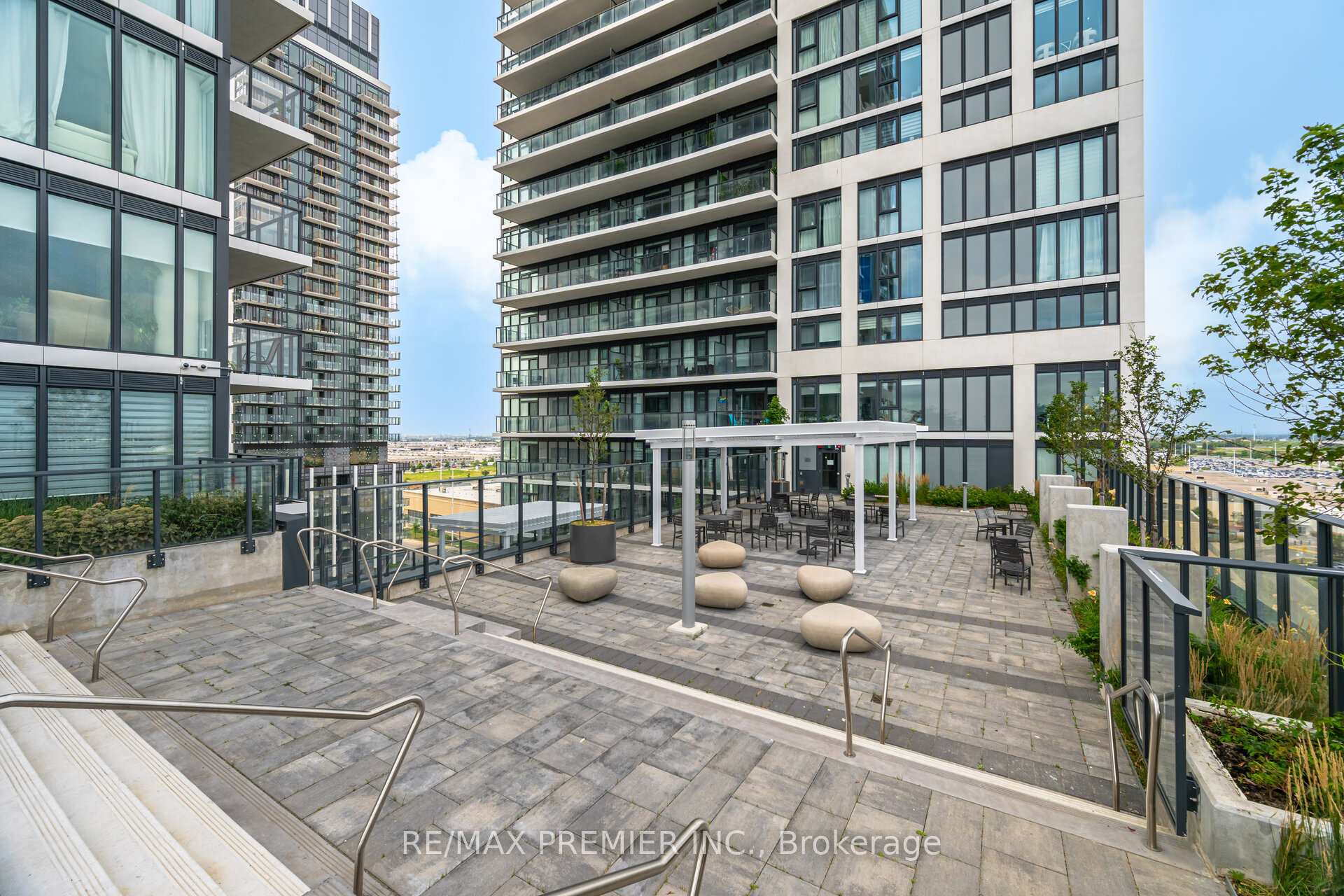 2 Bedrooms Condo at 9000 Jane, Vaughan For sale