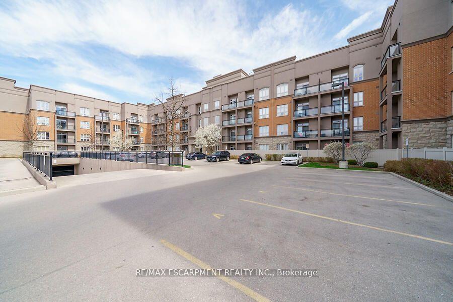 2 Bedrooms Condo at 5317 Upper Middle, Burlington For sale