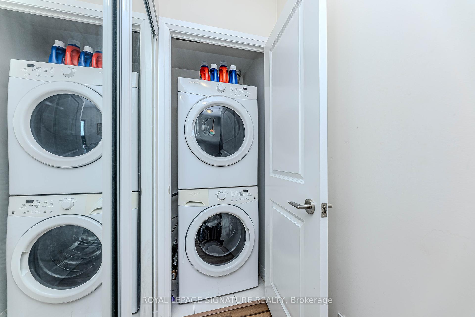 2 Bedrooms Condo at 55 Eglinton, Mississauga For sale