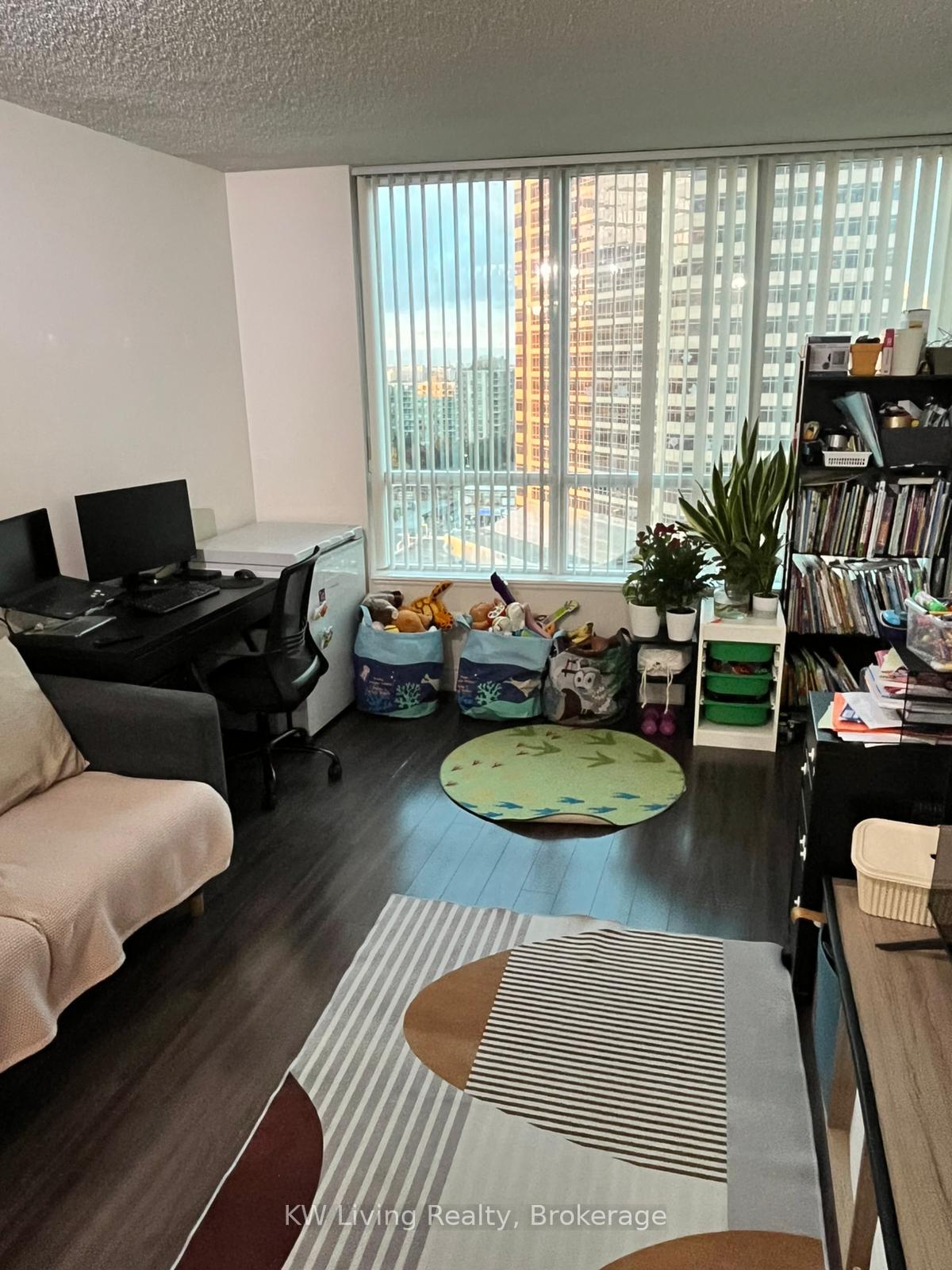 2 Bedrooms Condo at 15 Greenview, Toronto For sale