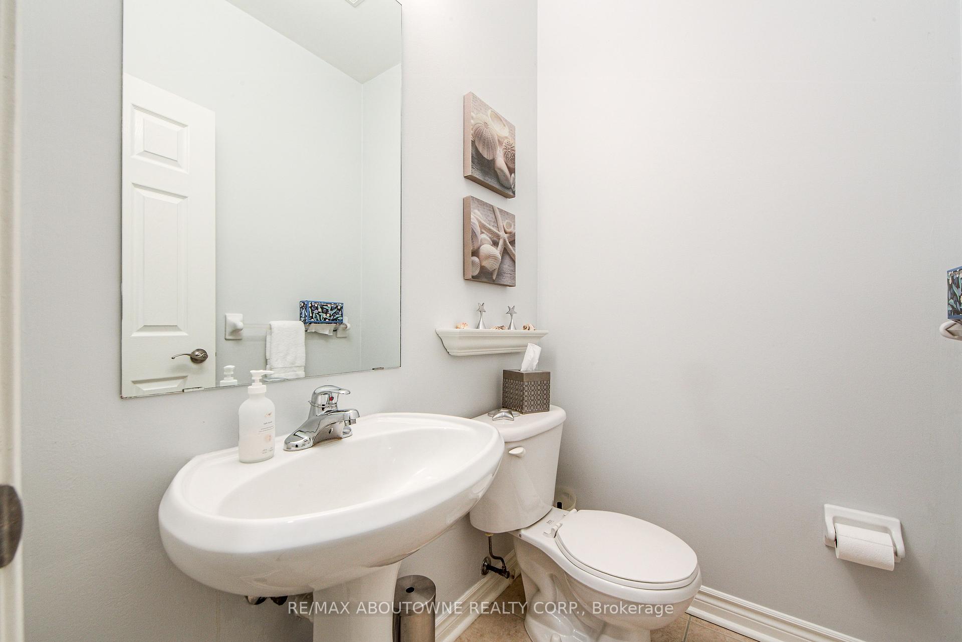4 Bedrooms Condo at 300 Ravineview, Oakville For sale